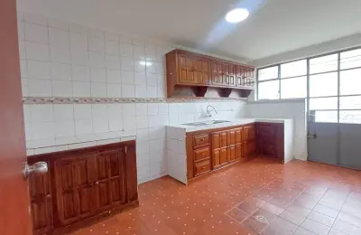 Amplio Departamento de 3 Dormitorios con Chimenea Sector La Florida, Norte de Quito